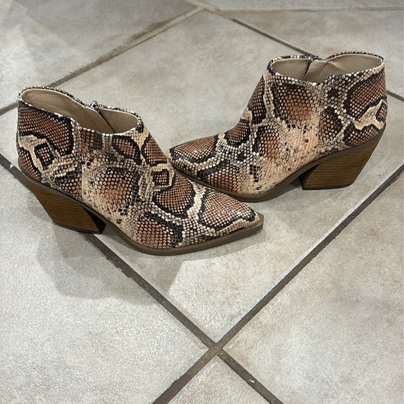 Vince Camuto Geeanne Spiced Sand Snake Bootie Size 7.5 - Picture 7 of 9